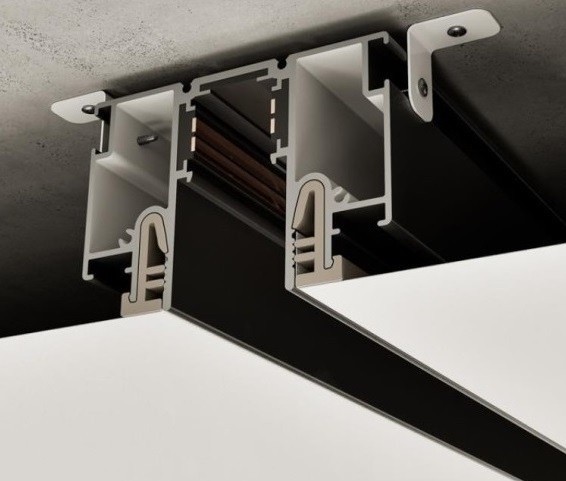 В нат. потолки ПВХ и Ткань. Универсальное крепление Clamp (LumFer)